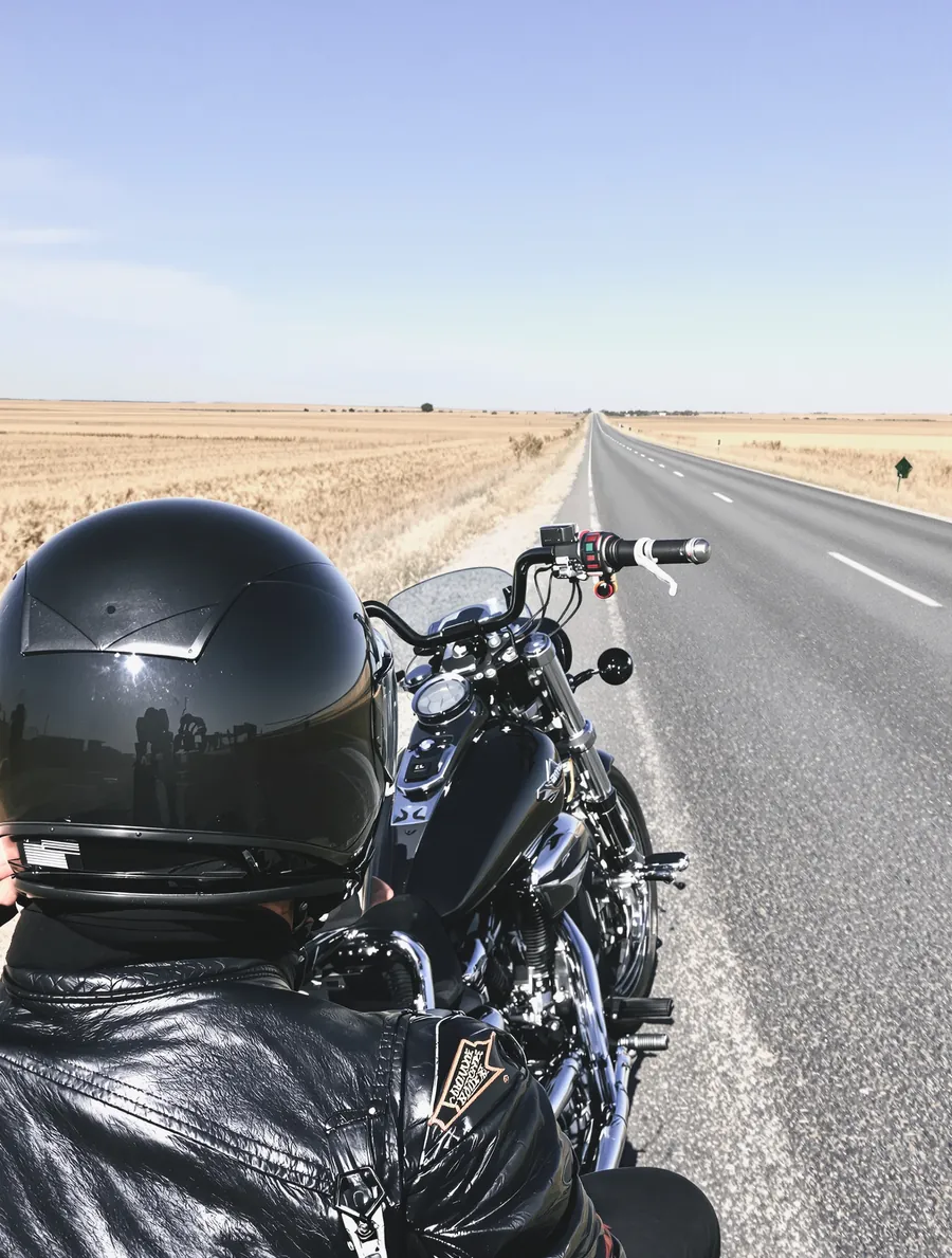 Boş kır yolunda chopper motosiklet